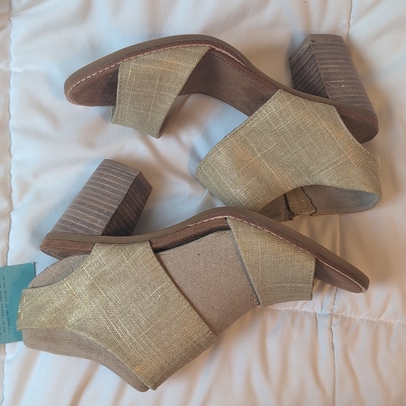 Tom's Size 7 Metallic Foil Champagne Majorca Cut Out Heels, NEW - Picture 9 of 11